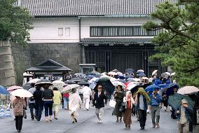 People pay sympathy visits to Imperial Palace